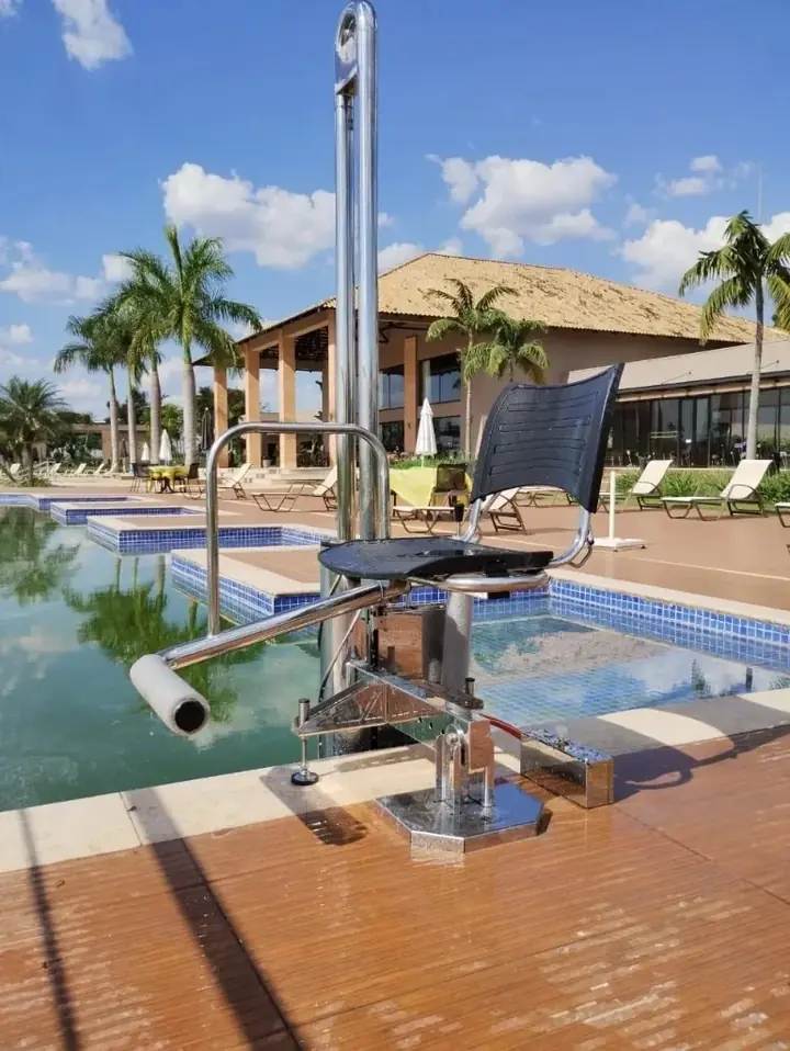 Cadeira de acessibilidade para piscina