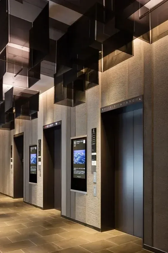 Hall comercial com elevadores de passageiros